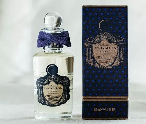 为啥女人喷香水,女人为什么爱喷刺鼻的香水