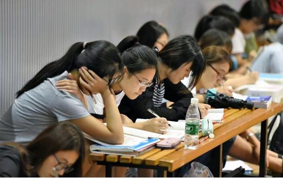 家里没条件考三本还读吗,普通家庭读三本还是大专