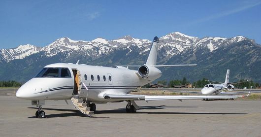 疫情肆虐，穷人无处可逃，富人们订私人飞机，请私人医生检测