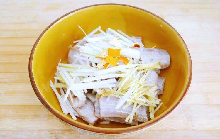 酒店里的招牌菜不粘锅的香煎带鱼,煎带鱼不粘锅不破皮的技巧