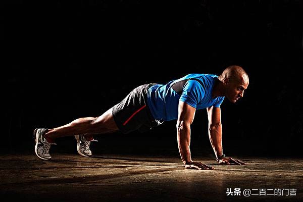 胸肌怎么练不下垂哑铃,胸肌怎么练不大