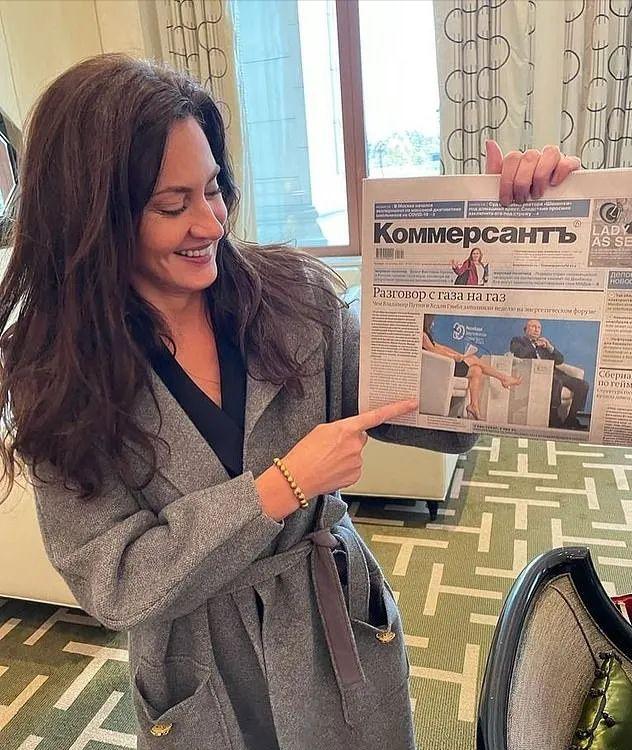 美国女记者*诱色**普京：超短裙、大白腿，撩头发、抛媚眼、舔嘴唇