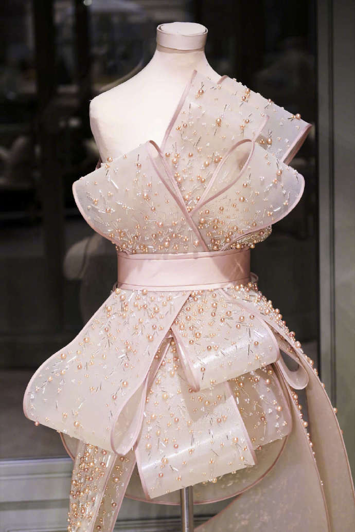 蝴蝶结衣服怎么画,带有蝴蝶结的衣服的画法