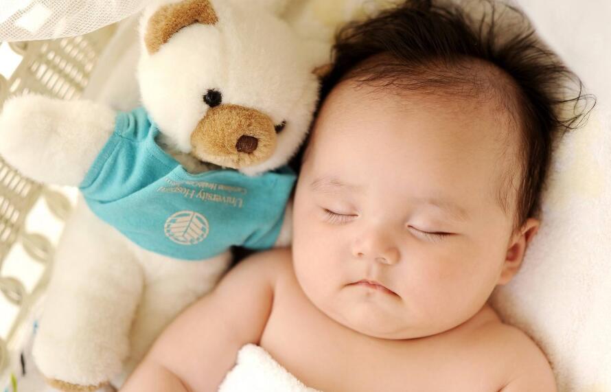 宝宝突然夜里不好哄睡,新生儿半夜闹觉大哭怎么都哄不住