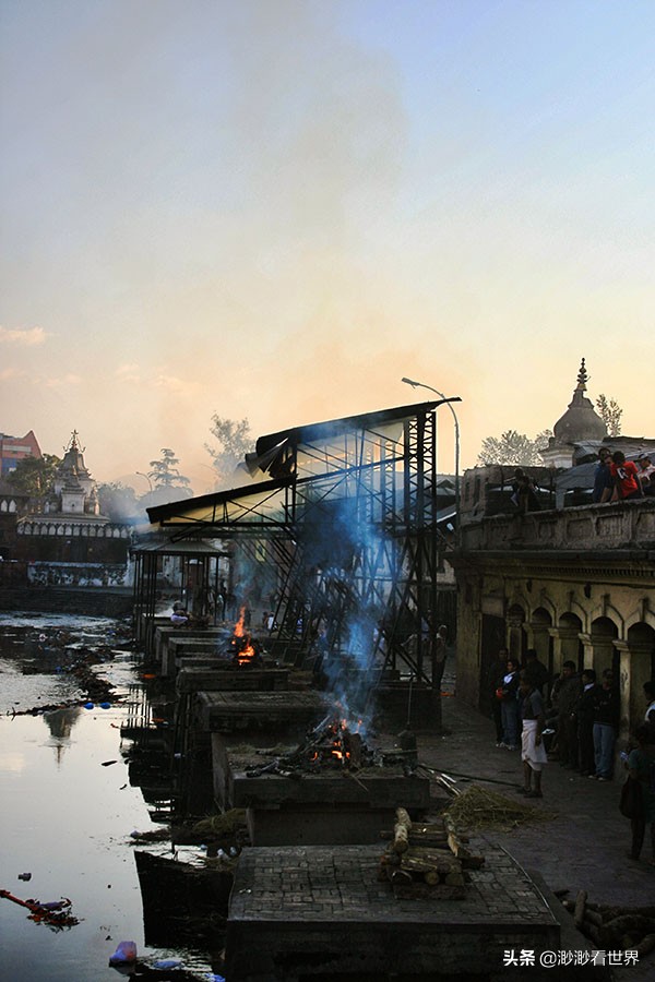 尼泊尔恒河上的烧尸庙,夜游尼泊尔烧尸庙