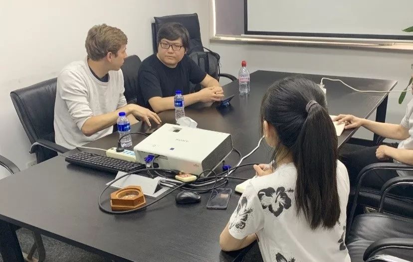 七个七巧板拼成的图案,七个小蝌蚪