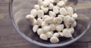 大蒜不能整个吃吗,大蒜吃多了对肠胃有何影响