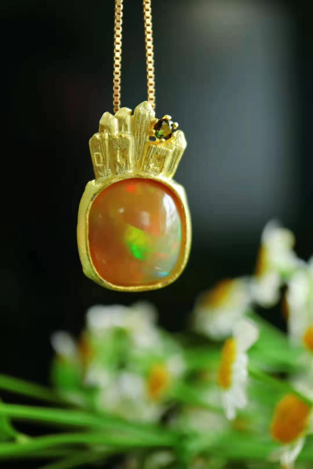 欧泊一种拥有世间所有颜色的宝石，关键还不贵