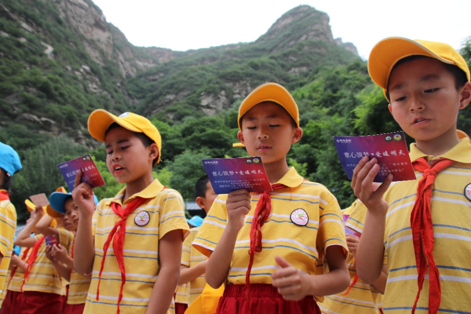 610名可爱的孩子在少华山共绘70米中华龙、千人高歌中国梦!