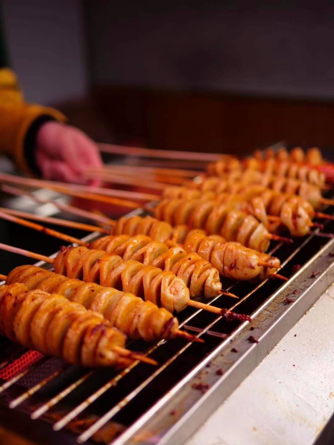 目前最火爆的摆地摊小吃,摆地摊什么小吃最火爆既简单