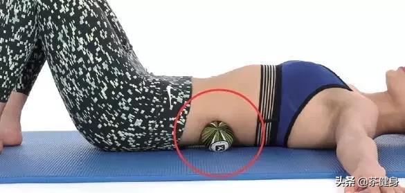 每天久坐办公桌前腰部疼痛来袭,4个拉伸放松动作有效缓解