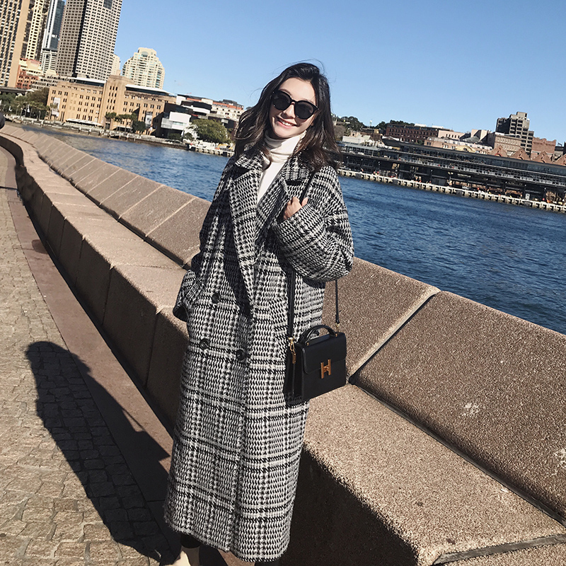 格子大衣长款穿搭女秋冬,黑色大衣这样穿打破秋冬沉闷感