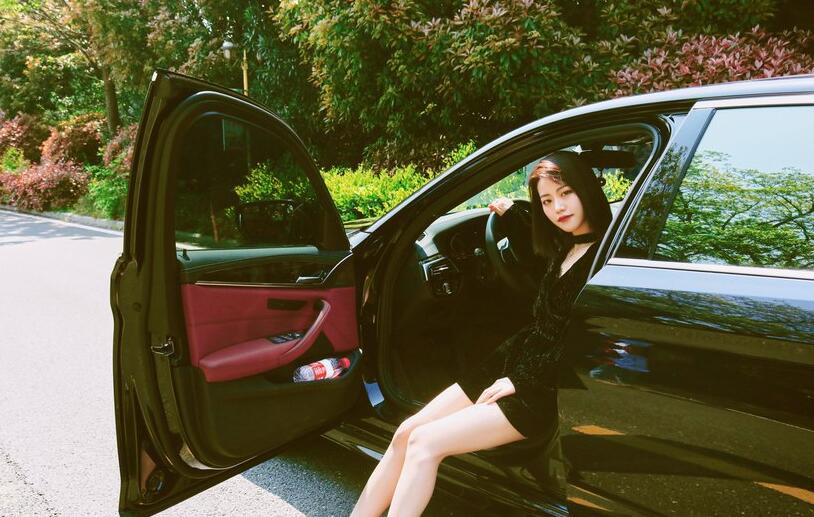 香车美女喜提爱车,香车美女提车