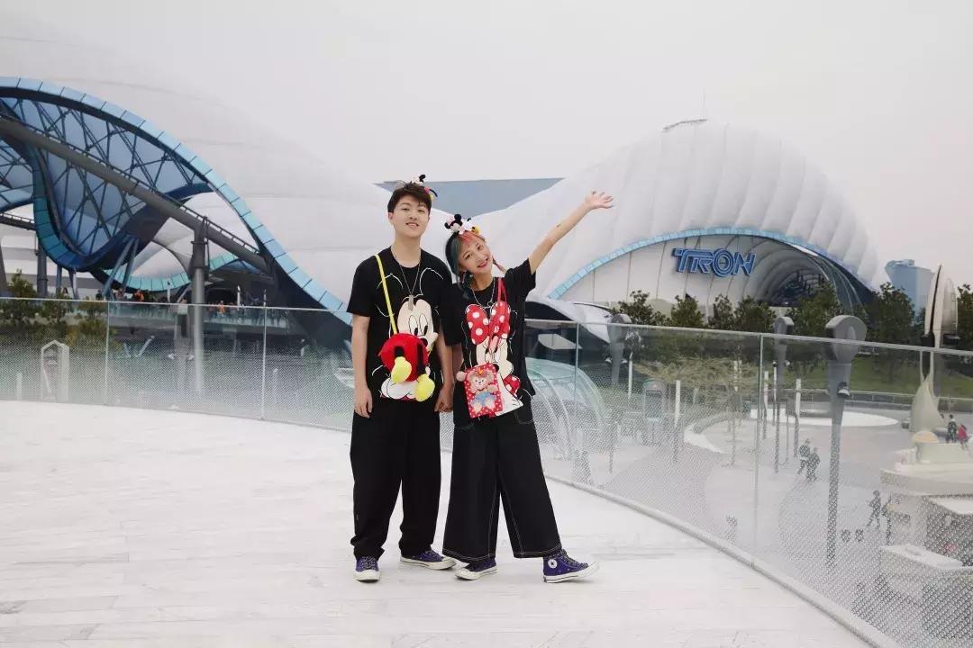 我们在上海迪士尼里玩耍了一天，发现穿的美才能玩的好！