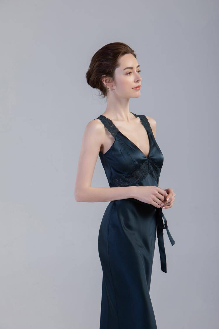 一位英国女人爱上东方文化,让穿丝绸睡衣,比晚礼服还高级