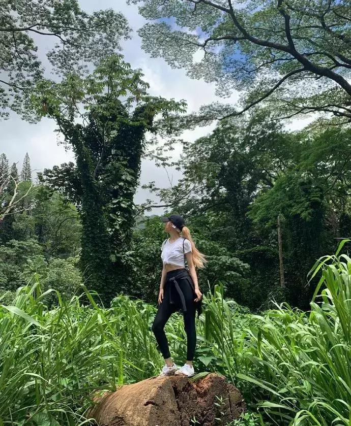 blackpink巴黎时装周lisa是爱豆吗,blackpink七周年绿色lisa衣服