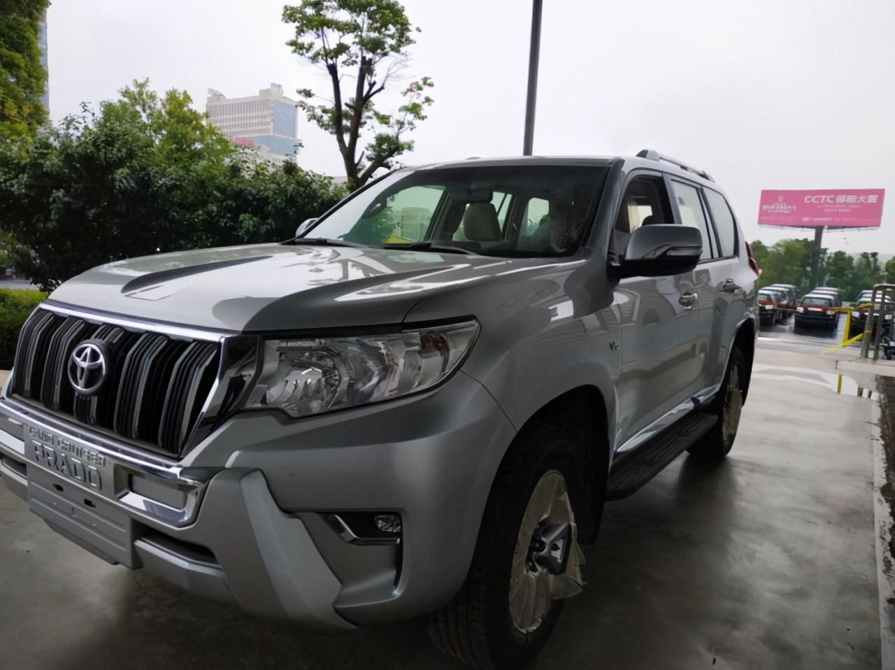 2022款日产途乐对比霸道2700,丰田霸道和日产途乐油耗