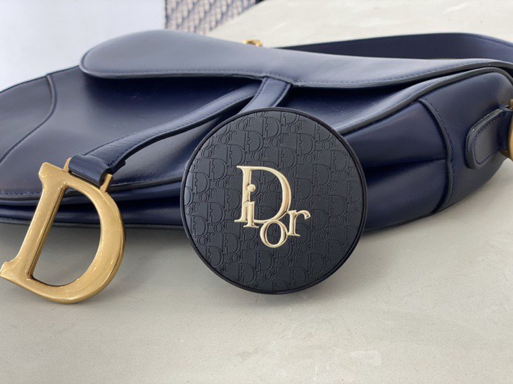 又被烧！雾黑Dior缇花压印气垫粉饼低调奢华，元旦开抢