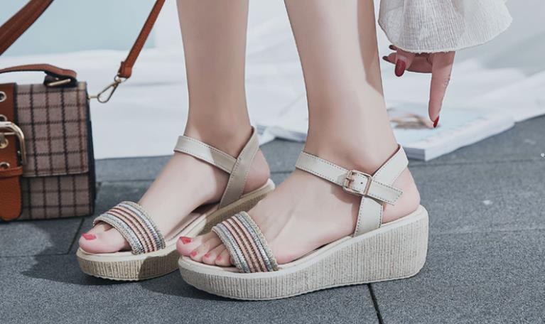适合两道杠的凉鞋,比较正式场合穿的凉鞋