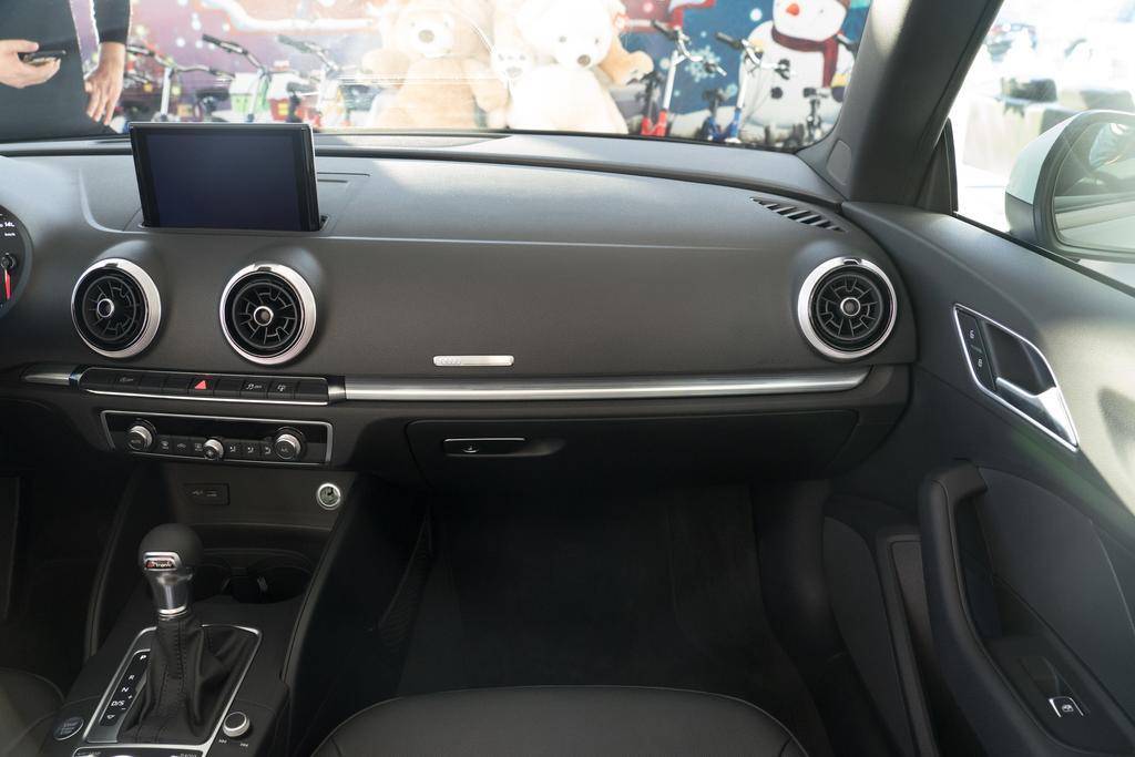 标配2.0T+7速双离合，进口奥迪紧凑敞篷没触控，靠颜值卖车？