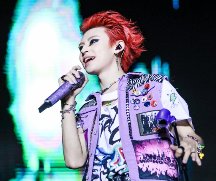 演戏全脸抽搐的男明星,男星晕倒翻白眼