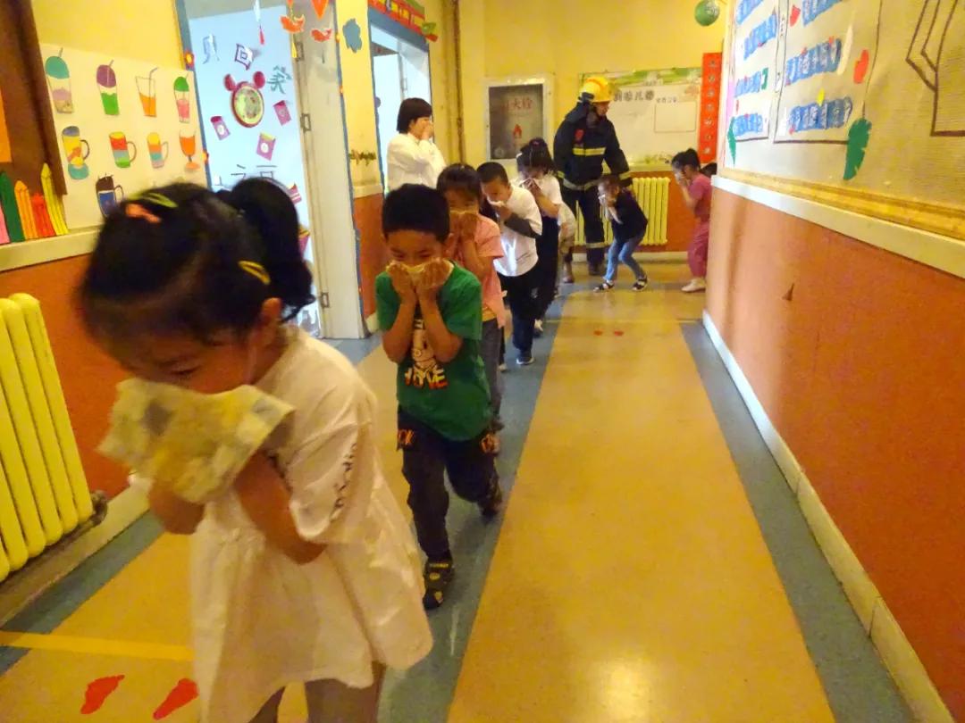 和消防员一起过六一儿童节,六一消防童行