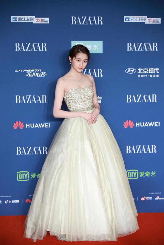 关晓彤紧身衣显沙漏型身材穿搭,关晓彤穿衣有多美