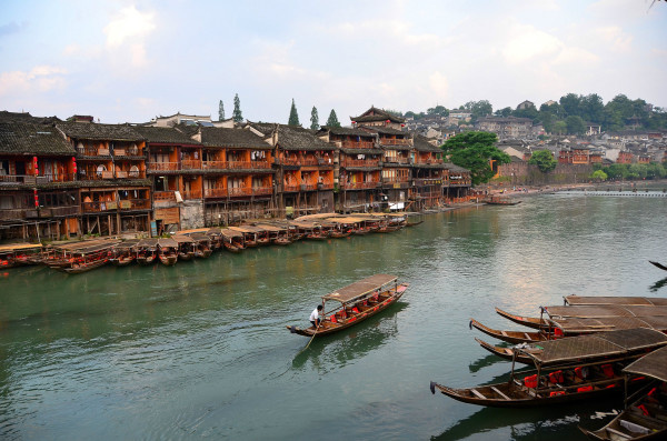 张家界离凤凰古城多远,张家界凤凰古城和湘西凤凰古城