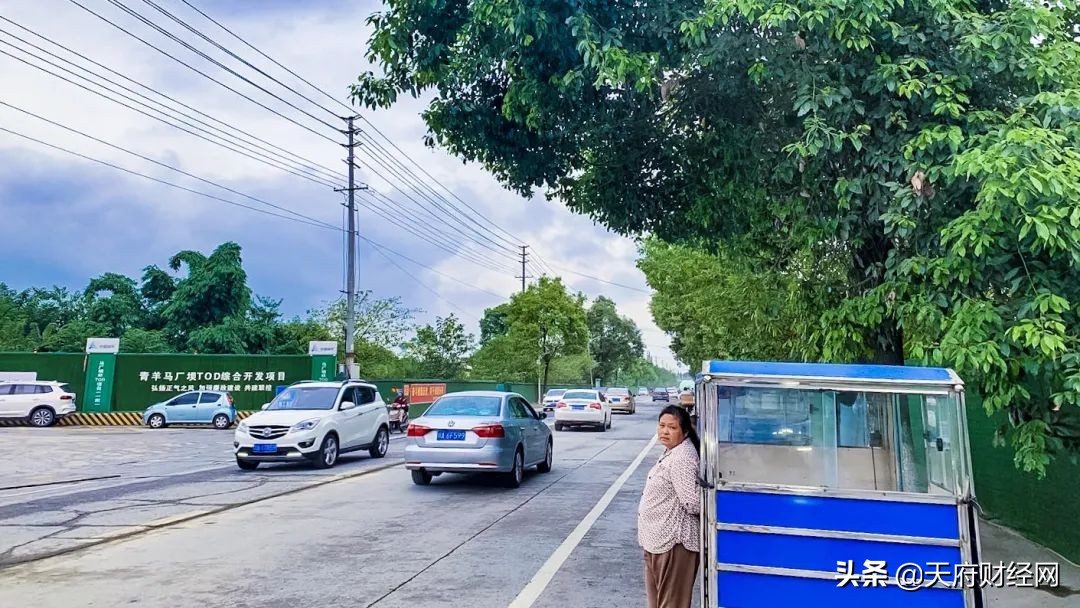 繁华VS荒凉,成都光华大道“真空地带”下的城市奇观