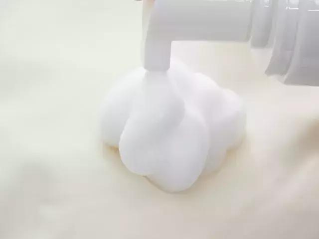 脏羽绒服真的可以一喷去污吗,羽绒服上的毛领脏了正确洗涤方法