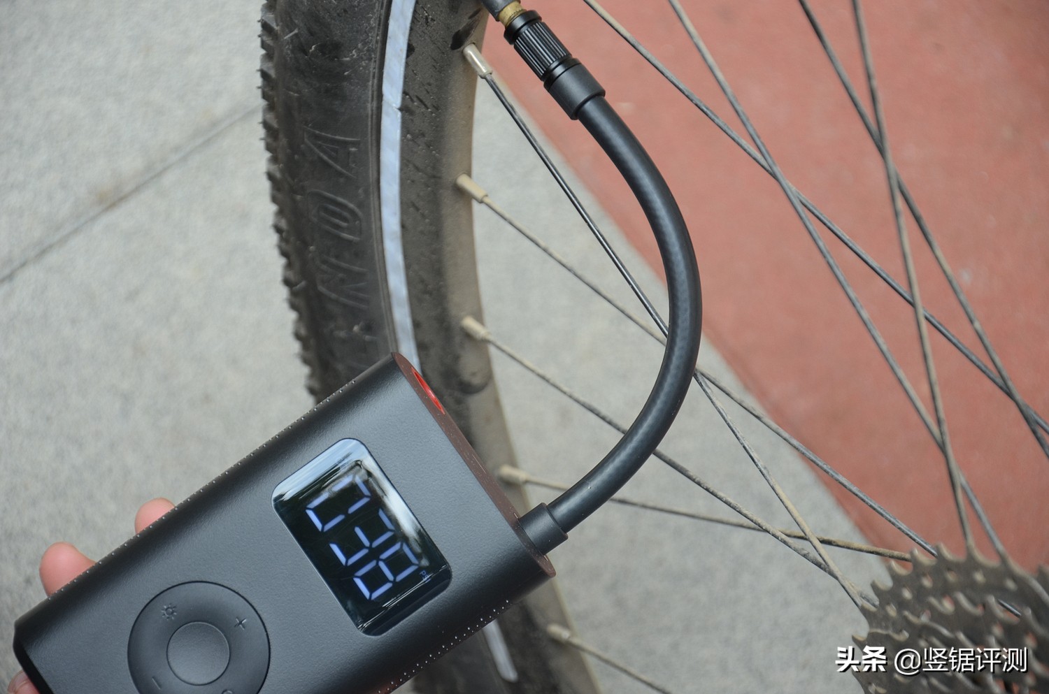 小米电子打气筒打自行车,小米电动打气筒给电动车打气