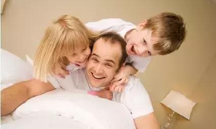 国外的新手爸爸们是如何带娃的,国外都是怎么带娃的