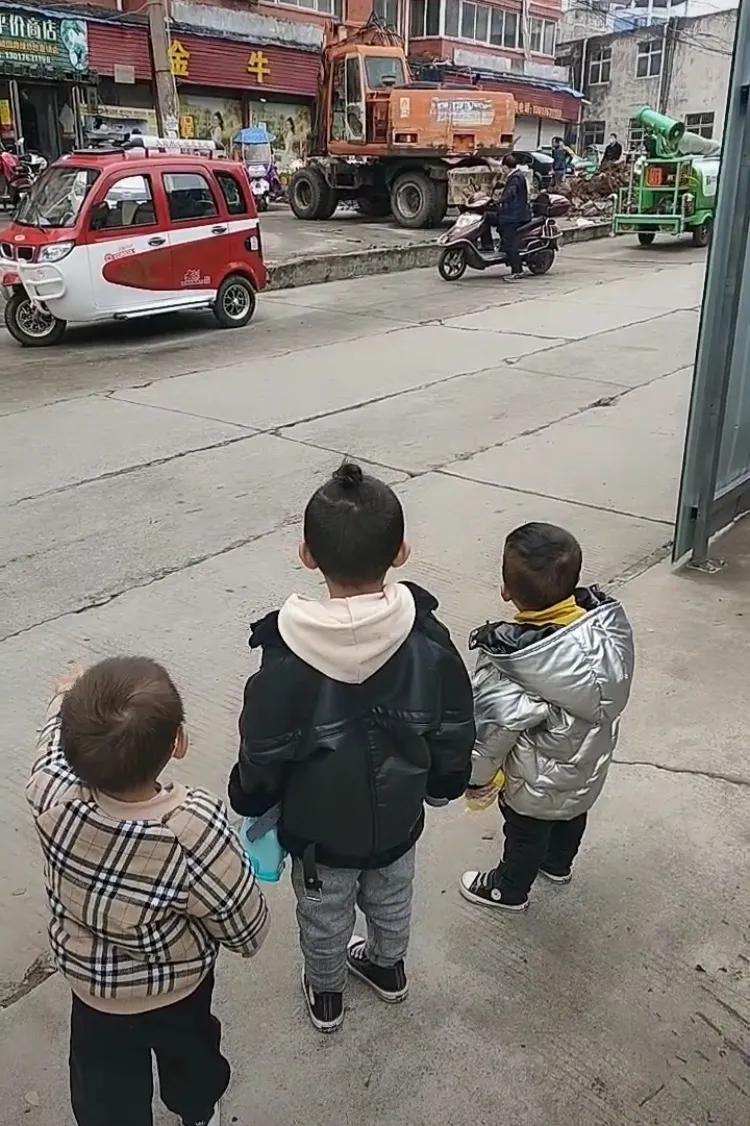 痴迷挖掘机的小男孩,为什么小男孩都喜欢挖掘机