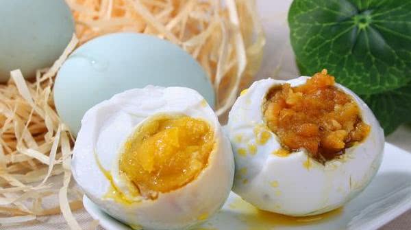 起沙流油的咸鸭蛋美味好吃,怎样腌出流油好吃的咸鸭蛋