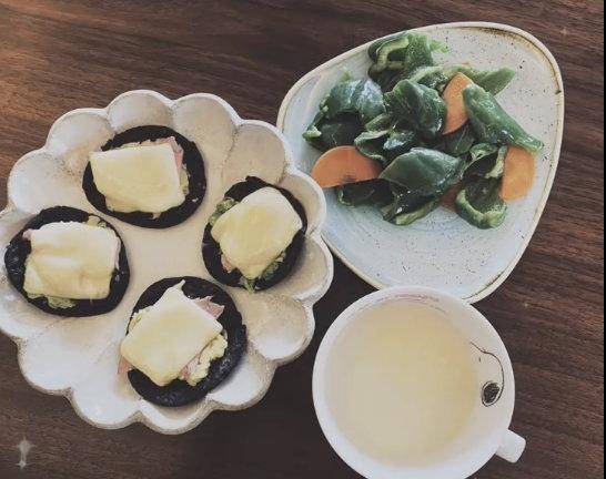 何炅蛋糕,鹿晗油条,宋茜面条,明星们宅家美食大赏?