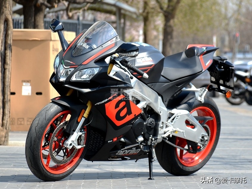 小姐姐骑着粉红色的仿赛摩托车,仿赛摩托车低座推荐