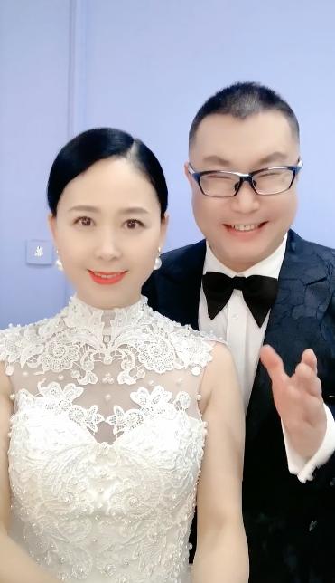 51岁尹相杰与娇妻秀恩爱,尹相杰妻子结婚照