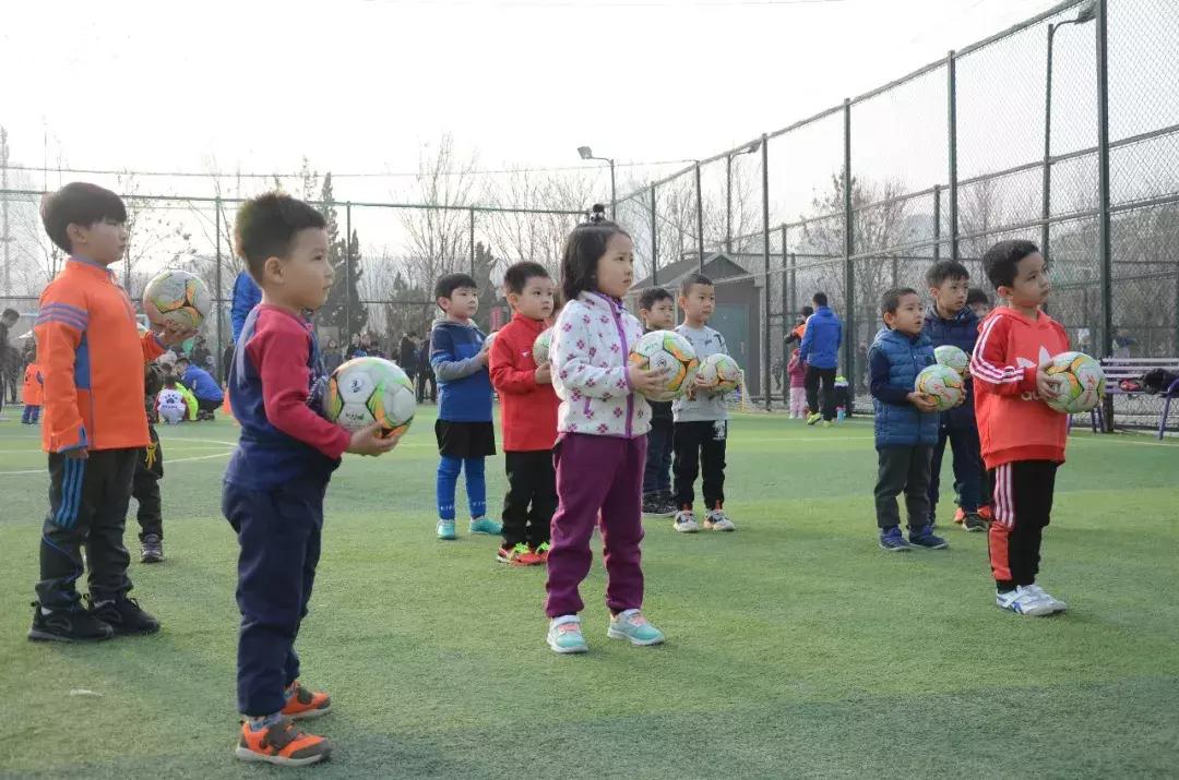 让孩子踢足球有前途吗,教孩子踢足球从哪些步骤开始教