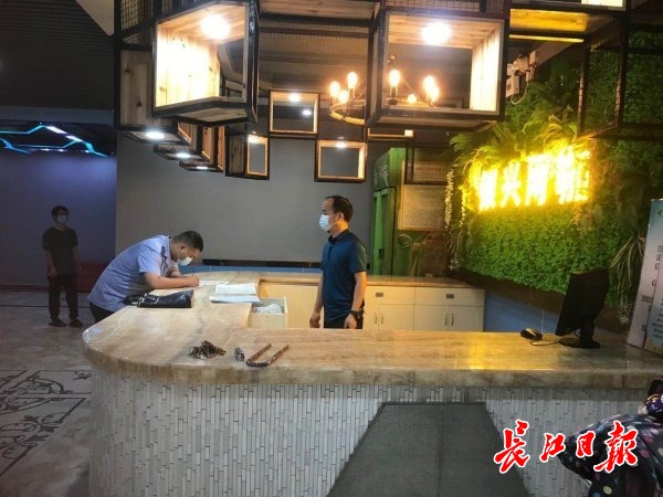 换证！助力武汉125家网吧早日复工，积极为业主更换到期的食品经营许可证