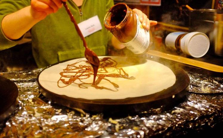 摆摊卖鸡蛋灌饼的真实收入,95后女孩摆摊年入200万