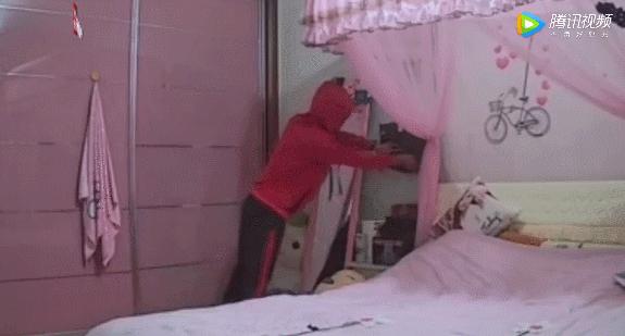 入室盗窃发现摄像头怎么办？小偷凑上前，把镜头转了个方向……