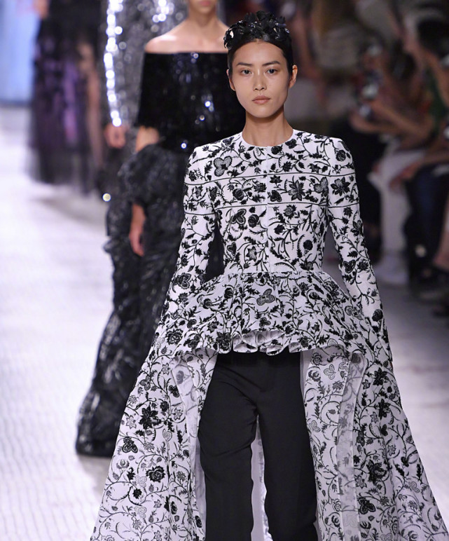 杨幂穿纪梵希小白鞋,杨幂givenchy靴子