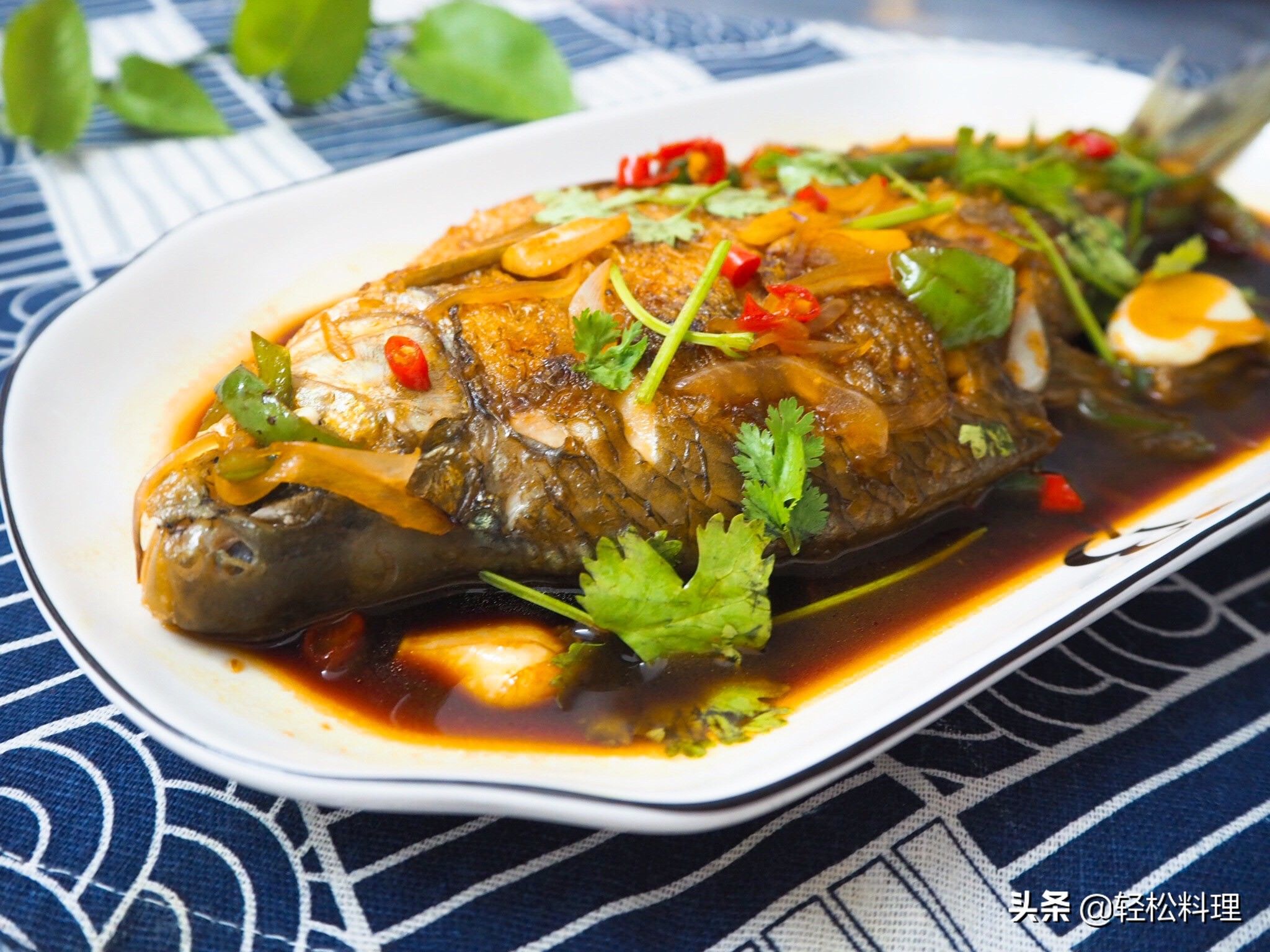 电锅红烧鱼不粘锅不掉皮的方法,红烧鱼怎么做不粘锅不掉皮窍门