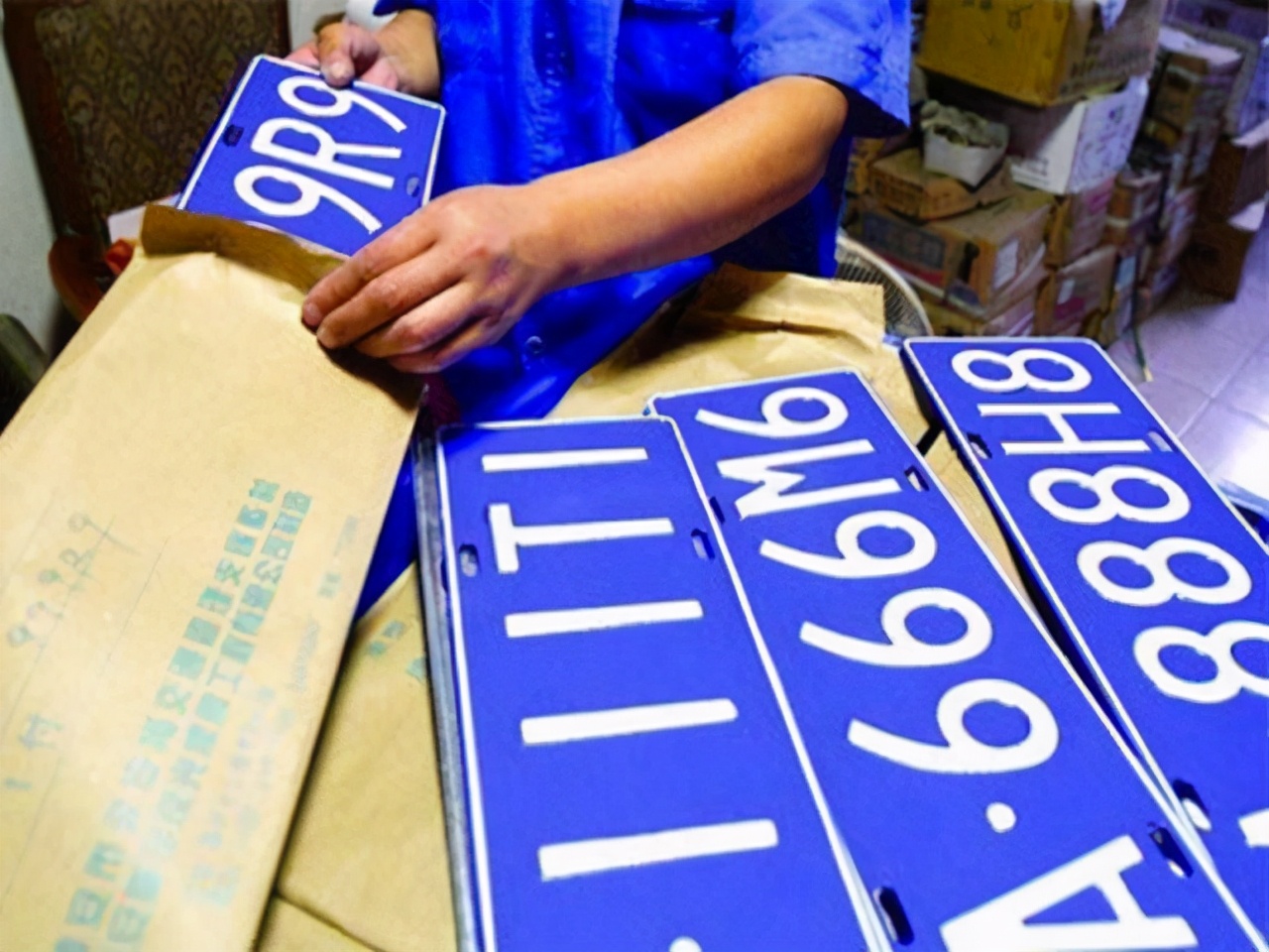 男子摇到250车牌号,小伙摇到888车牌最后直接放弃