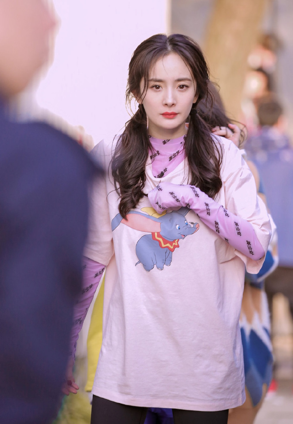 杨幂同款早秋露肩长袖t恤女装,杨幂同款巴黎世家短袖