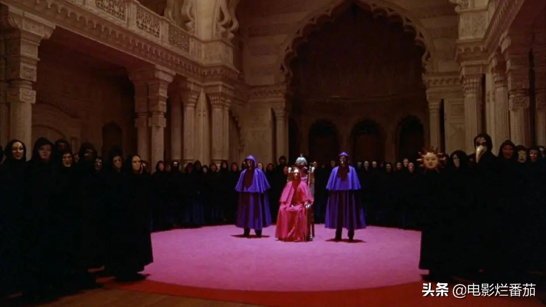 《大开眼戒》：阿汤夫妇在电影公映后离婚，导演在公映前突然死亡