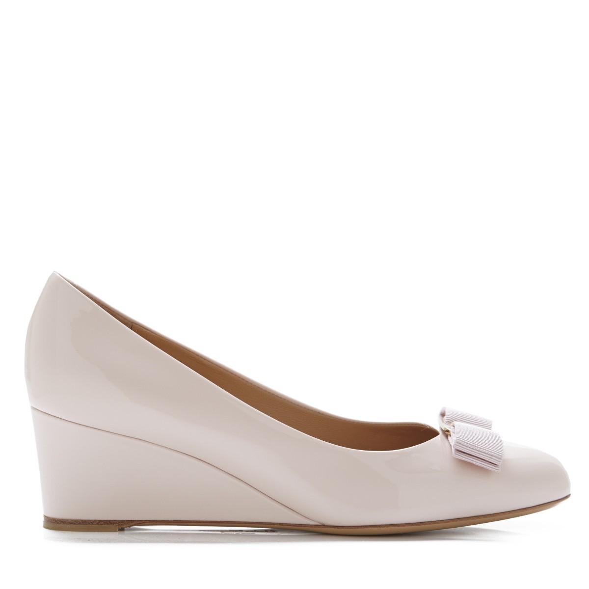 想要一双适合自己的高跟鞋？看看细高跟、小猫跟和坡跟鞋选择技巧