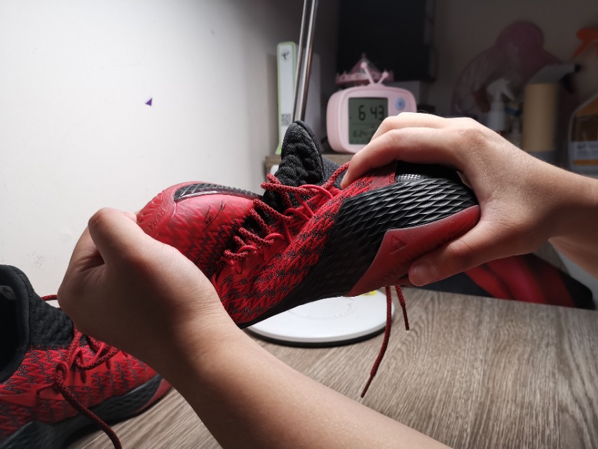 一分钱一分货,便宜也掩盖不了缺陷。匹克闪电路威战靴实战评测。