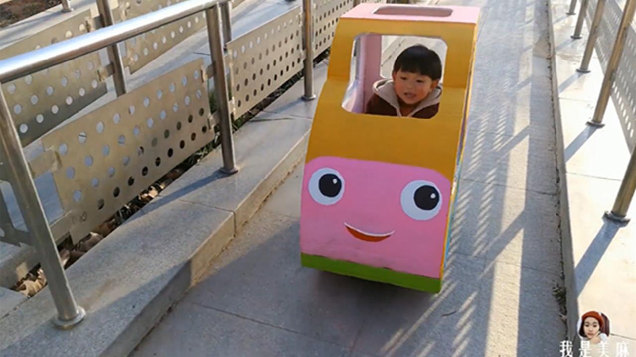 爸爸用纸箱给孩子做玩具,爸爸用废纸箱做汽车玩具