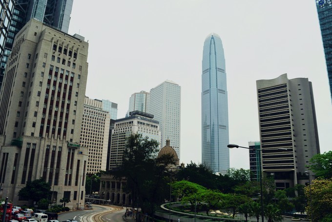 世界将我包围下一句,世界将我包围演唱